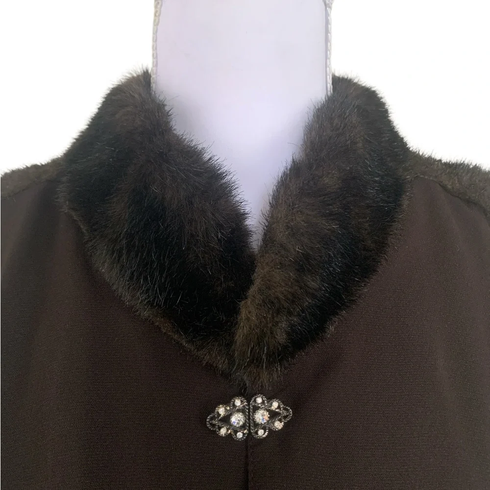 Vintage Brown Faux Fur Trim Capelet Poncho Cloak Jeweled Clasp - Picture 4 of 5